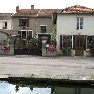Готель Chez Monique Doulaincourt-Saucourt Exterior photo