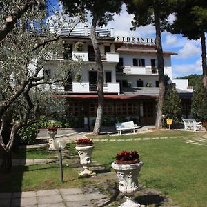 Hotel Ristorante La Bilancia Лорето-Апрутіно Exterior photo