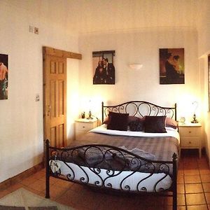 Bed and Breakfast Tanglewood Gatwick Bed & Breakfast Кролі Room photo