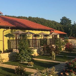 Вілла Agriturismo Da Mamma Альба Exterior photo