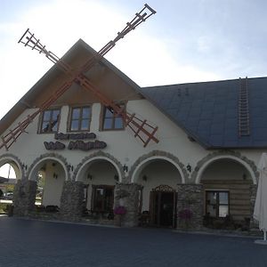 Готель Karczma We Mlynie Тушин Exterior photo