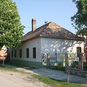 Bike Stop Duna Дунасентміклош Exterior photo