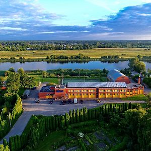 Riverside Motel Єлгава Exterior photo