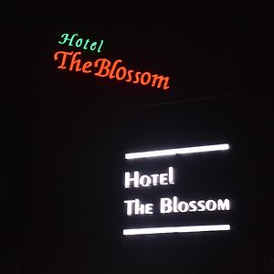 Hotel The Blossom Вапі Exterior photo