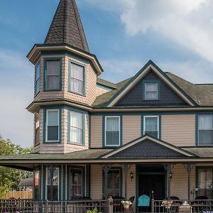 Dennison Street Inn, B & B Колоніал-Біч Exterior photo