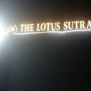 Готель The Lotus Sutra Shrivasti Exterior photo