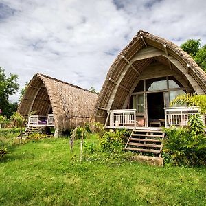 Gipsy Beach Bungalows Секотонг Exterior photo