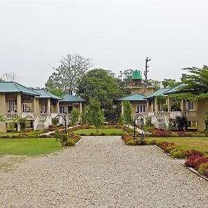 Готель Tharu Mahal Саураха Exterior photo