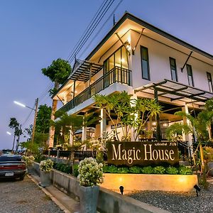 Готель Magic House - No Pets Allowed Чумпхон Exterior photo