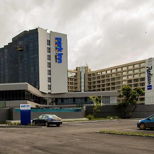 Radisson Blu Okoume Palace Hotel, Лібревіль Exterior photo