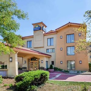 Days Inn & Suites By Wyndham Арлінґтон-Гайтс Exterior photo