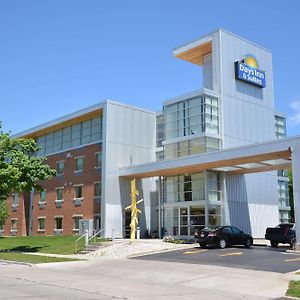 Days Inn & Suites By Wyndham Мілвокі Exterior photo