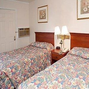 Econo Lodge Inn & Suites Шелбурн Room photo