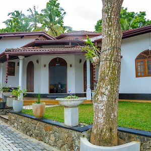 Villa Kumana - Unawatuna Ґалле Exterior photo