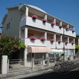 Hotel Eliani Градо Exterior photo