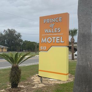 Prince Of Wales Motel Лейк-Уейлс Exterior photo