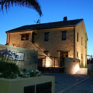 Bed and Breakfast La Tana Dei Leoni Monsampolo Del Tronto Exterior photo