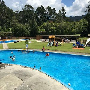 Sapphire Springs Holiday Park And Thermal Pools Катікаті Exterior photo