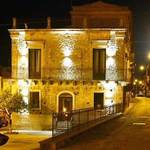 Bed and Breakfast Palazzo Restifa Bnb Монтальбано-Елікона Exterior photo