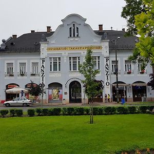 Bed and Breakfast Kakukk Panzio Нірбатор Exterior photo