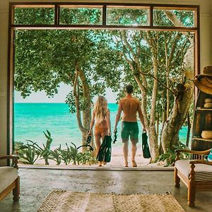 Whispering Palms - Absolute Beachfront Villas Порт-Віла Exterior photo