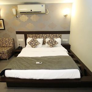 Oyo 4161 Hotel Shailly Inn Ахмедабад Exterior photo