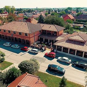 Готель Corvin Pension And Restaurant Вельки Медер Exterior photo