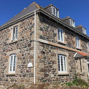 Haelarcher Farmhouse And Helicopter B&B Лізард Exterior photo