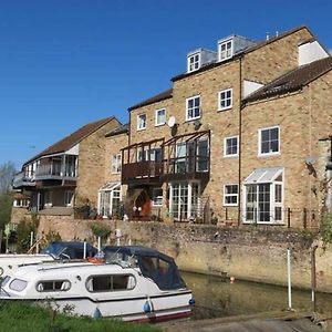 River Courtyard Apartment In The Heart Of Stneots Сент-Неотс Exterior photo