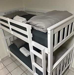 Single Size Top Bunk Bed - Mixed Shared Room Маямі Exterior photo