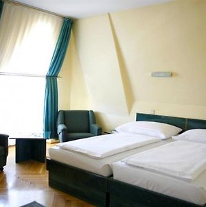 Hotel Bara Будапешт Room photo