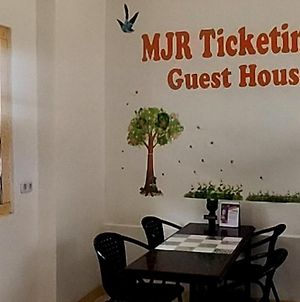 Mjr Ticketing Guest House Рутенг Exterior photo