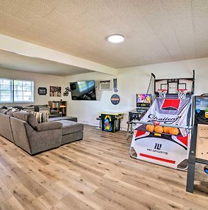 Spacious Riverside Home With Game Room And Yard Exterior photo