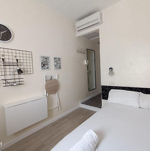 Private Rooms Near The Beach Center Тель-Авів Exterior photo