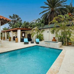 Jacuzzi -Blue Makini Villa Palm Beach Exterior photo