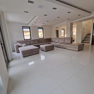 Апартаменти Premium Csaladi Haz Нірбатор Exterior photo