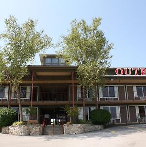 Outback Roadhouse Motel & Suites Бренсон Exterior photo