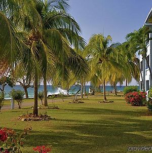 Carib Beach Apartments Негрил Exterior photo