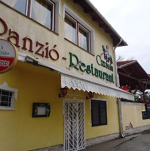 Готель Czermann Panzio Es Etterem Oroszlany Exterior photo