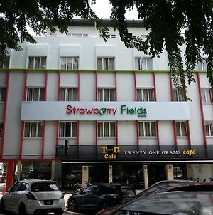 Hotel Strawberry Fields Петалінг-Джая Exterior photo