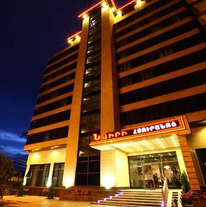 New Nairi Hotel Єреван Exterior photo