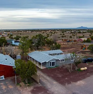 Old West Themed House - 25 Minutes To Grand Canyon Adventures - Sleeps 10 - Inquire For Special Pricing Валл Exterior photo