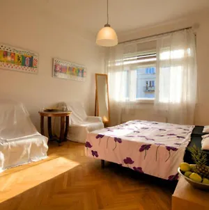 Apartment Sedlcanska - You Will Save Money Here - Equipped With Antique Furniture Прага Room photo